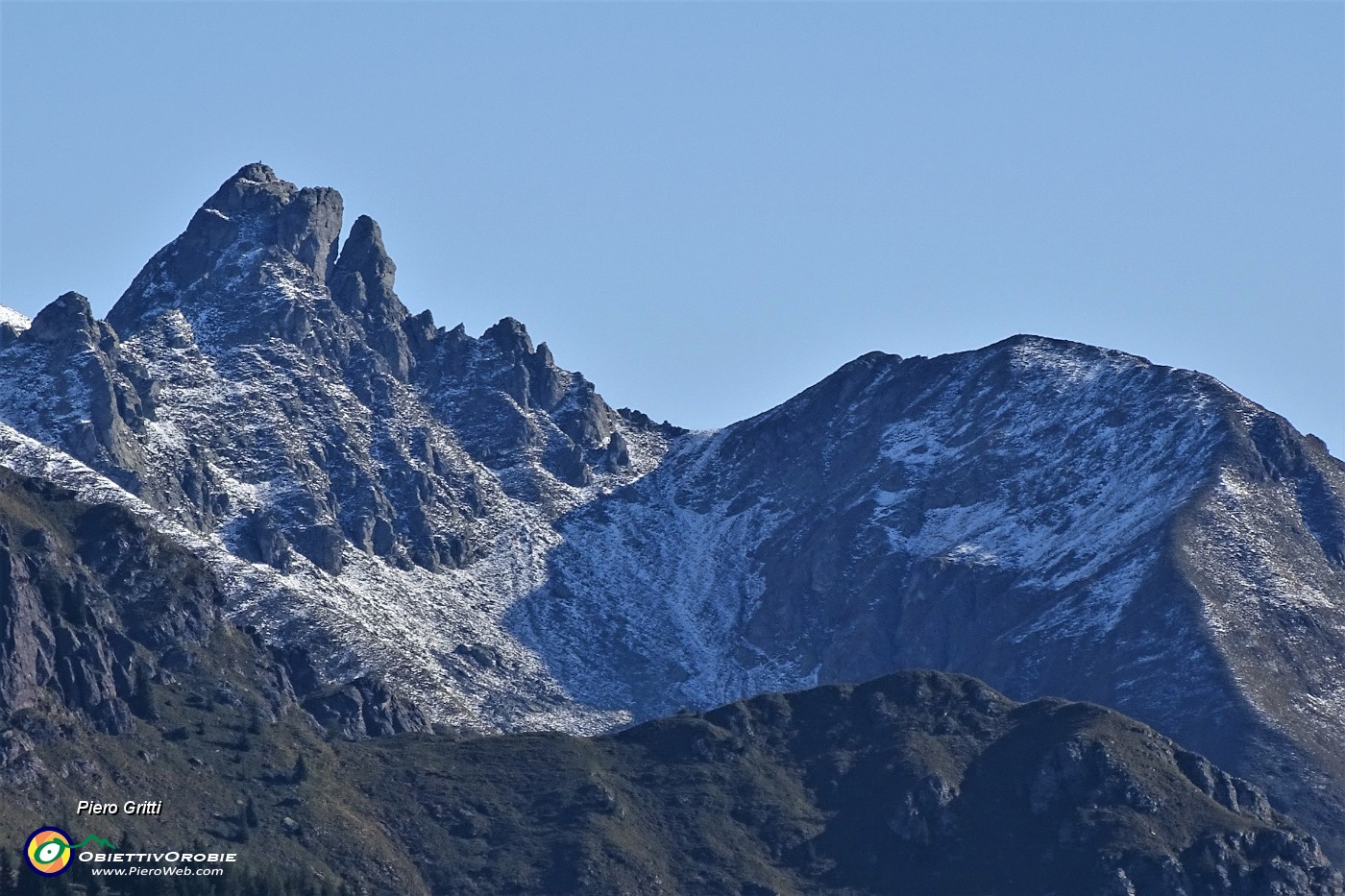 09 Zoom in Valletto e Avaro con la prima spruzzatina di neve.JPG